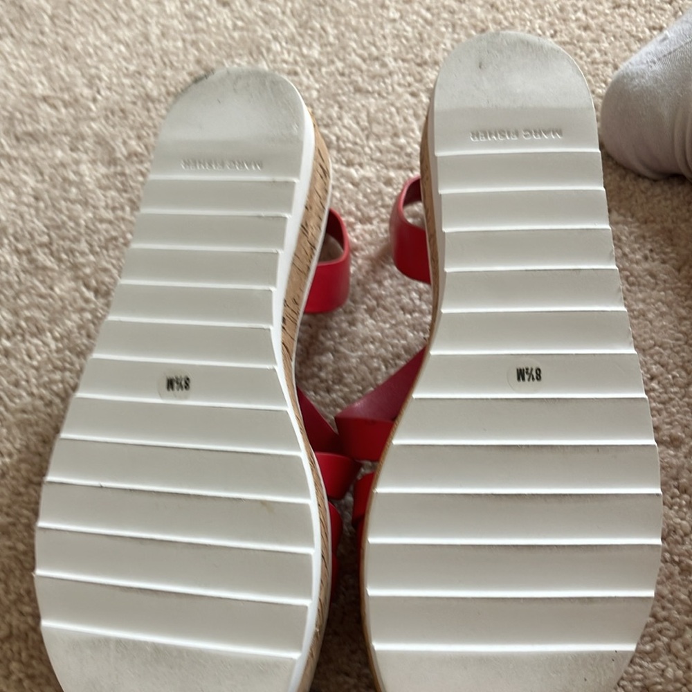 Marc Fisher red strappy platform sandals nwt - Picture 4 of 4